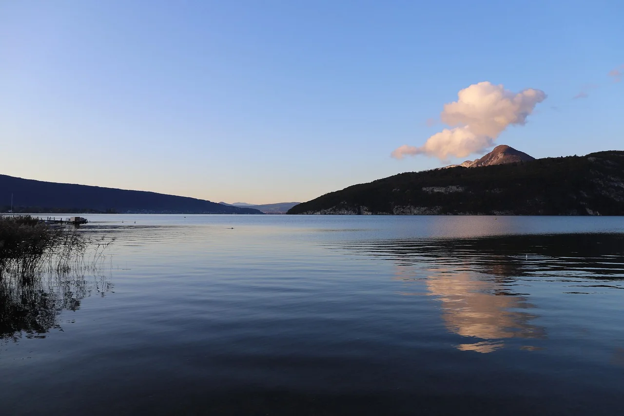 Le lac d’Annecy au coucher du soleil
