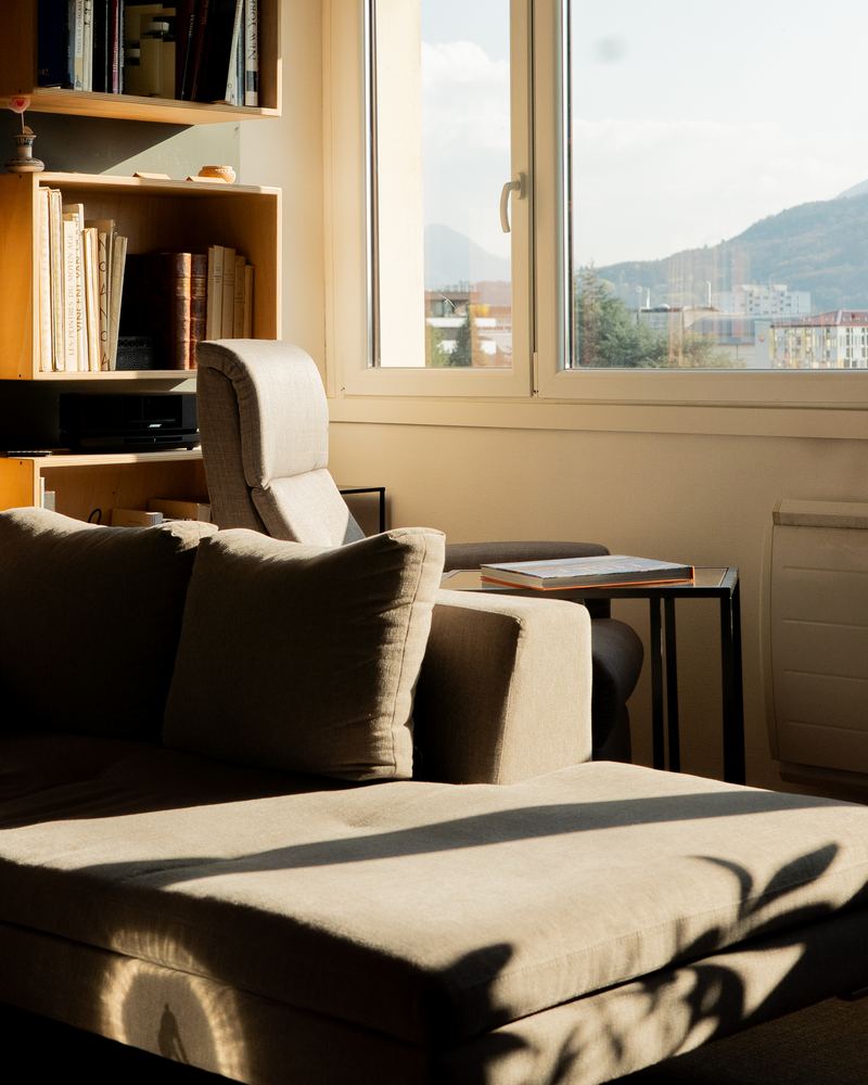 Banquette devant une baie vitrée donnant sur la ville, penthouse à Annecy-le-Vieux