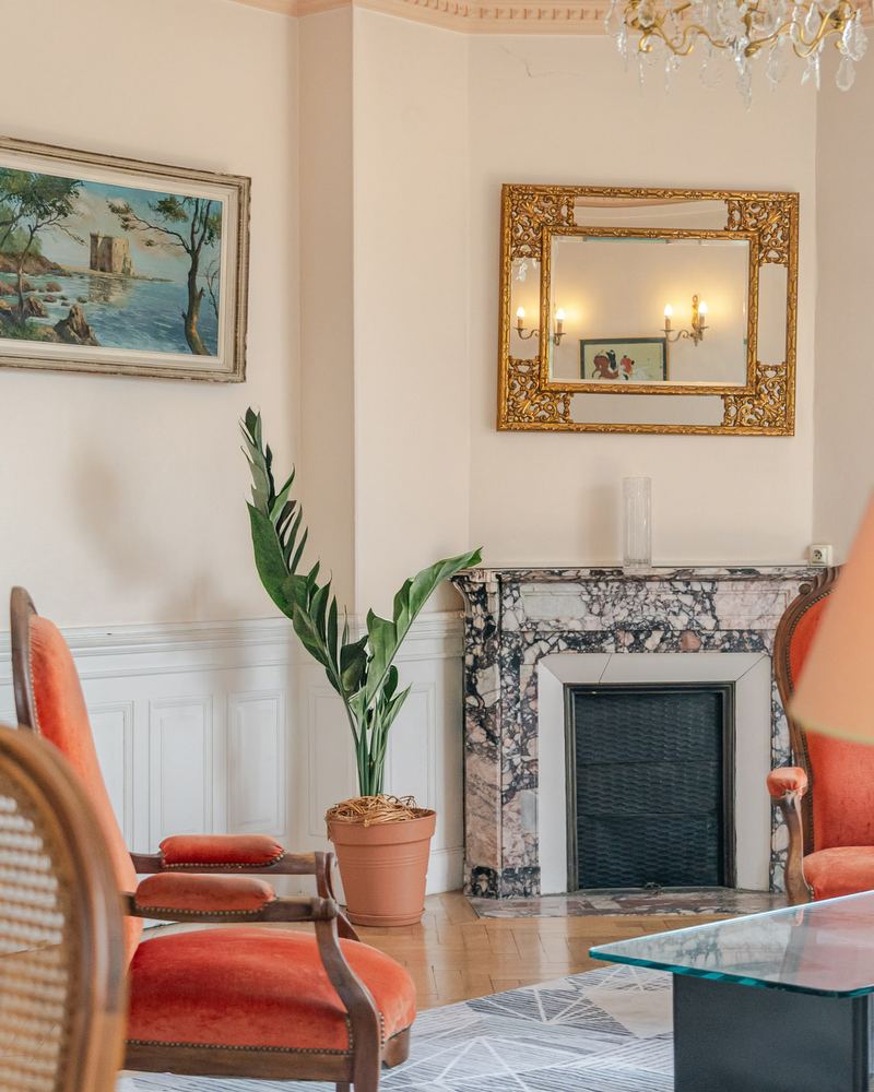 Salon ancien à cheminée de marbre et miroir doré, appartement à Annecy