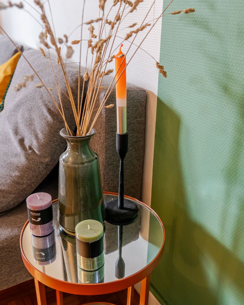 Bouquet séché et guéridon dans un séjour, appartement à Annecy
