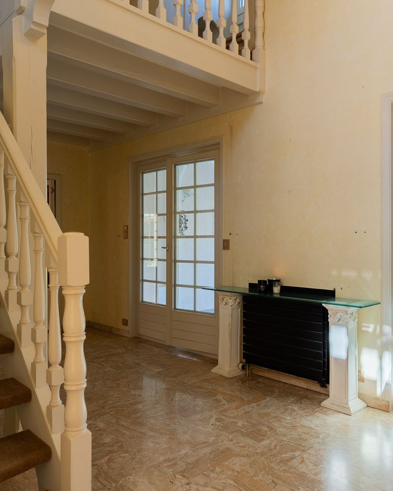 Entrée et escalier d'une villa à Archamps