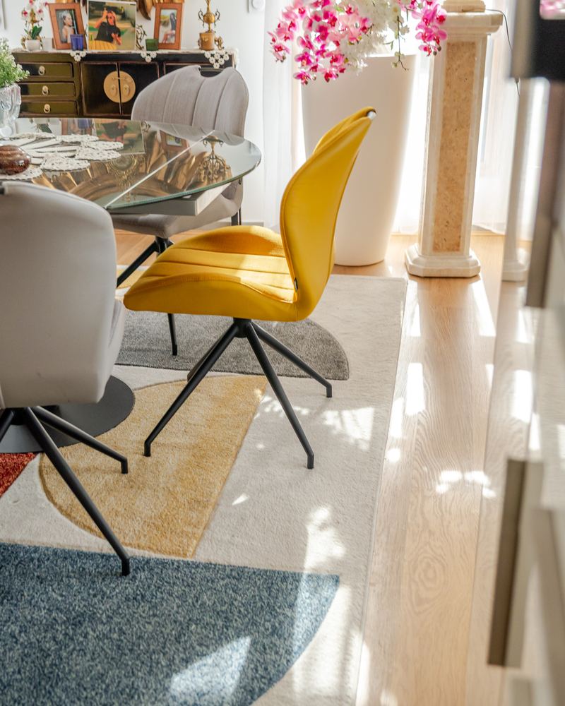 Coin repas lumineux avec chaise jaune, appartement à Annecy
