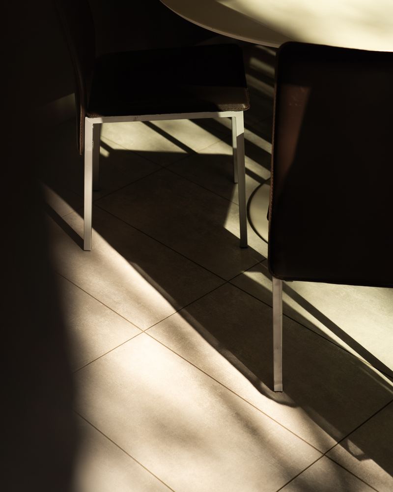Table et chaise dans une lumière rasante, appartement à Annecy