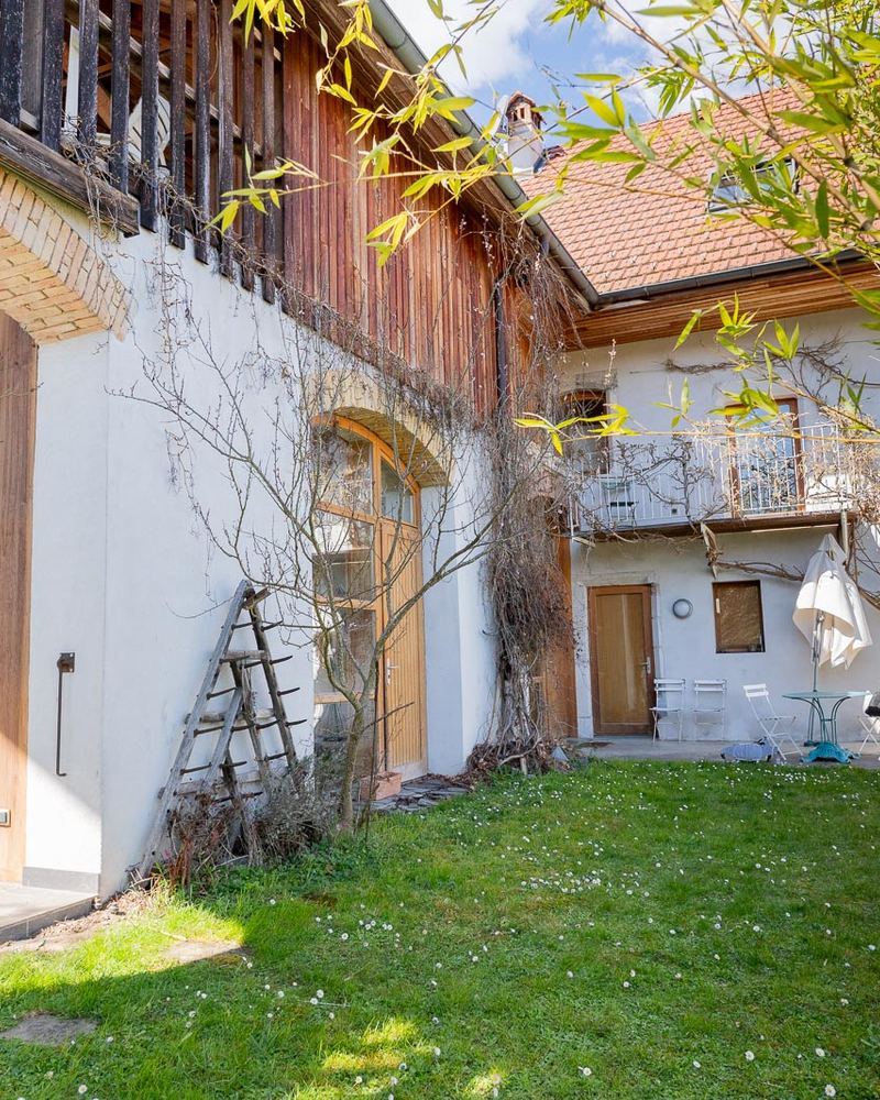Corps de ferme et jardin d'une maison à Chavanod
