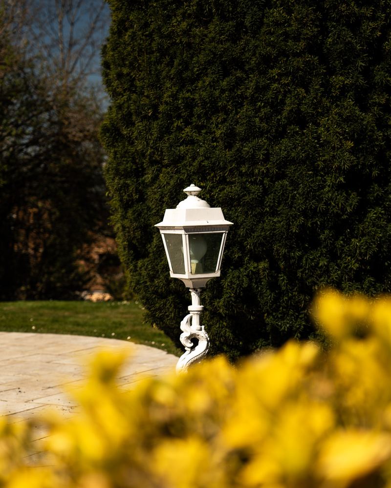 Lampadaire de jardin derrière un massif fleuri, villa à Archamps