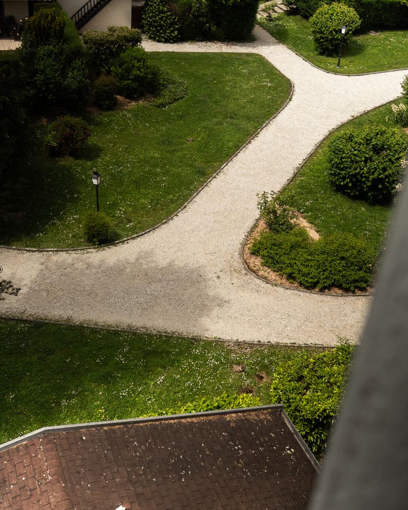 Allée et jardin paysager vus d'en haut, à Menthon-Saint-Bernard